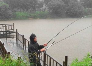 下雨钓鱼时间