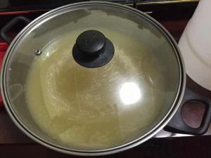 制作泡老玉米的酱料水